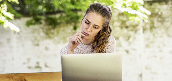 mujer laptop plantas