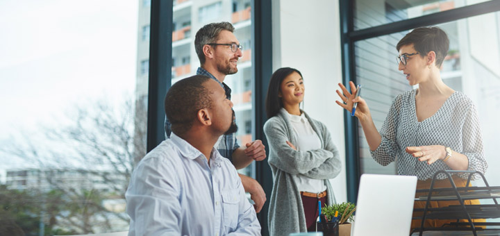 personas reunión trabajo líder