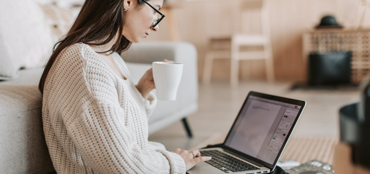 mujer laptop