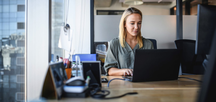 mujer laptop redactar