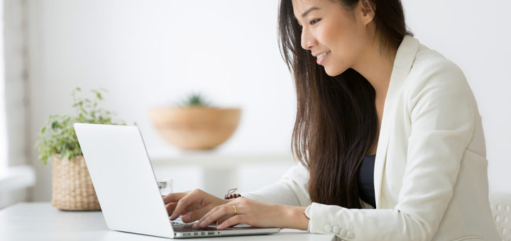 mujer laptop 