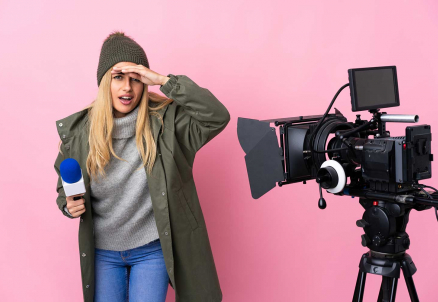 mujer-reportera-sosteniendo-microfono