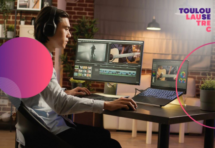 joven editando videos computadora