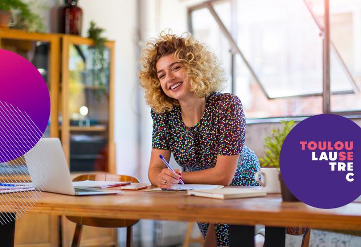 community manager mujer laptop escritorio