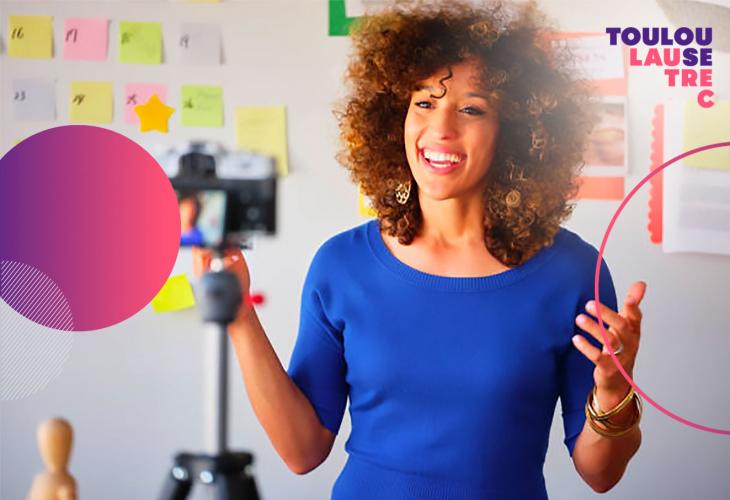 mujer youtuber grabando camara