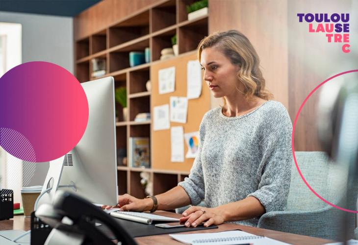 mujer computadora email